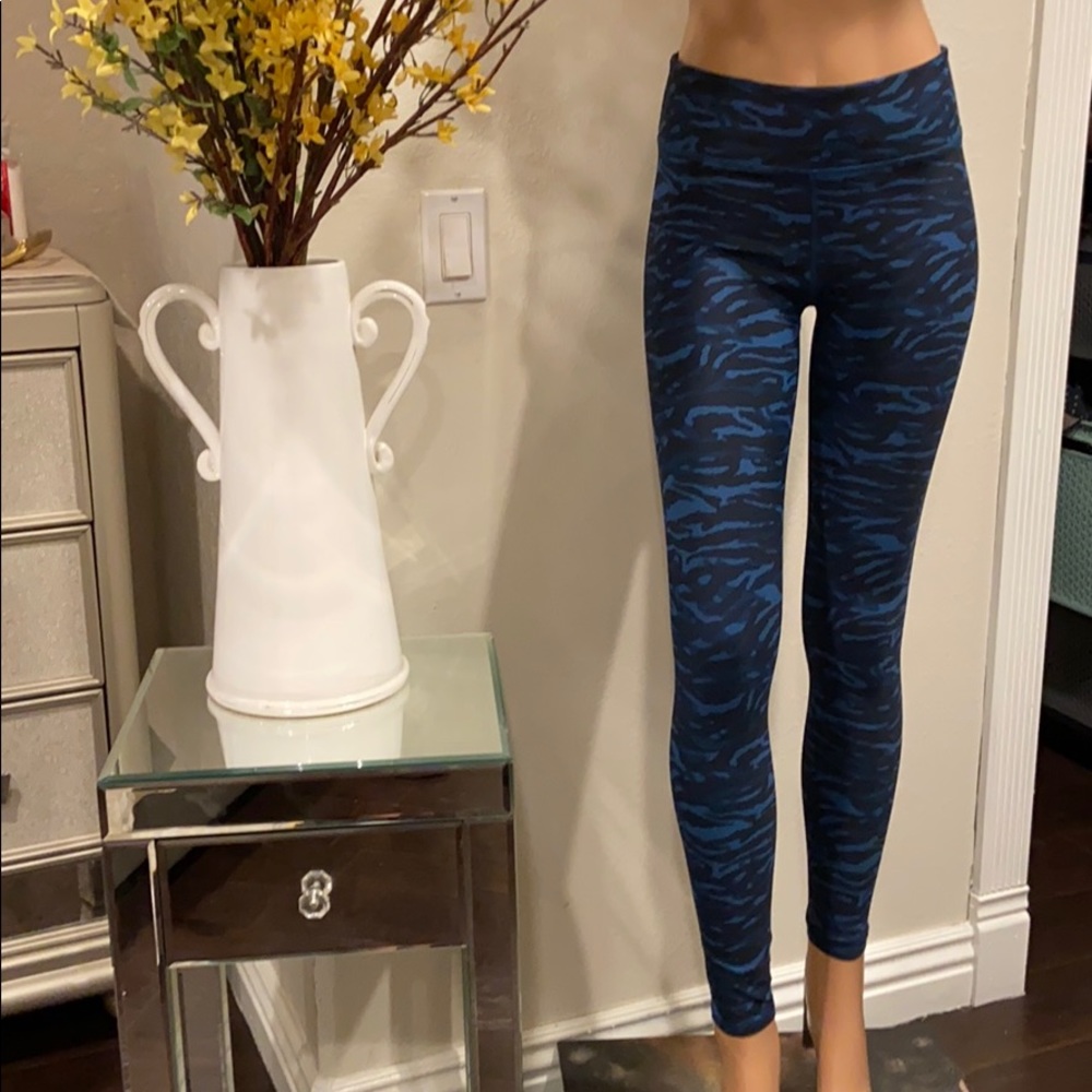 Fabletics animal print leggings Sz small ??(2)